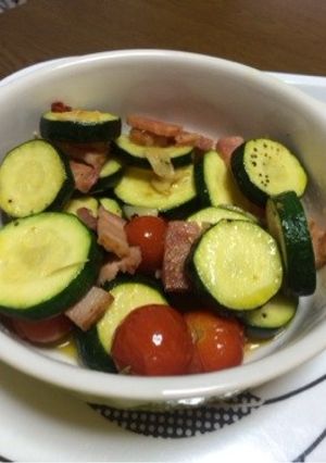 ズッキーニとベーコンのペペロン(∩´∀｀-レシピのメイン写真