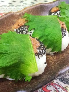 お弁当や麺類と◎梅と大葉の胡麻塩おにぎり-レシピのメイン写真