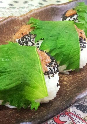お弁当や麺類と◎梅と大葉の胡麻塩おにぎり-レシピのメイン写真