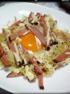 ハムとキャベツの巣ごもり目玉焼き♪-レシピのメイン写真