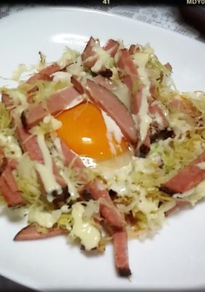 ハムとキャベツの巣ごもり目玉焼き♪-レシピのメイン写真