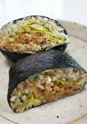 サバ味噌缶カレーのおにぎらず-レシピのメイン写真