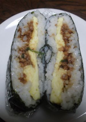 肉みそと卵焼きのおにぎらず-レシピのメイン写真