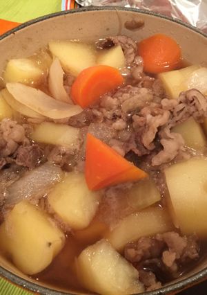 ルクルーゼで、ホクホク 肉じゃが-レシピのメイン写真
