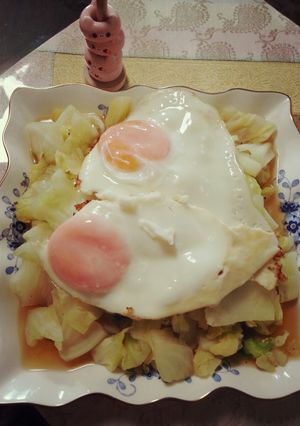朝ごはん☆コンソメキャベツと目玉焼き。-レシピのメイン写真