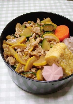 我が家の丼　ズッキーニのそぼろ丼-レシピのメイン写真