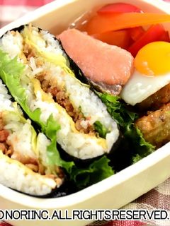鶏そぼろと卵のおにぎらず-レシピのメイン写真