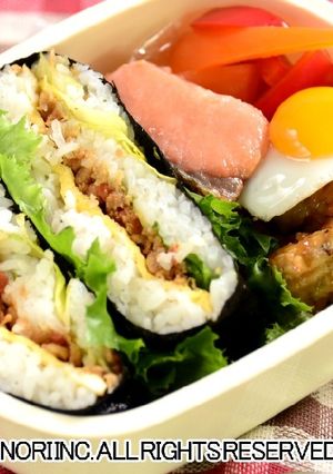 鶏そぼろと卵のおにぎらず-レシピのメイン写真