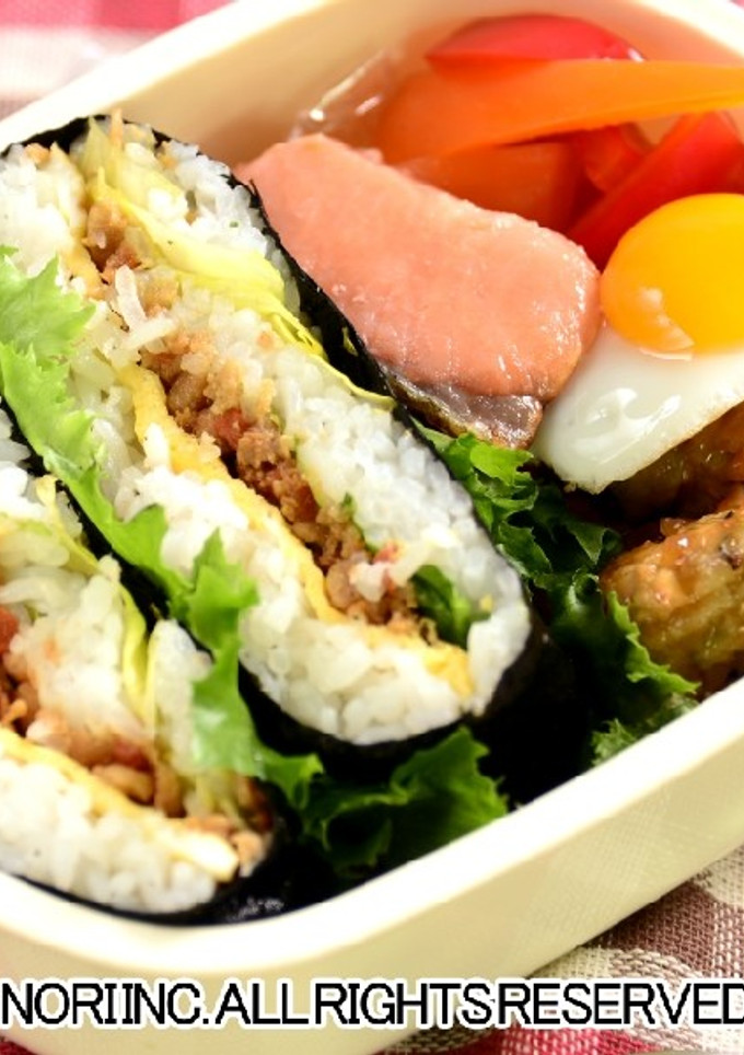 鶏そぼろと卵のおにぎらず-レシピのメイン写真