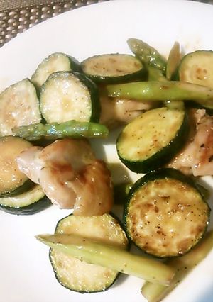 鶏肉とアスパラとズッキーニのハーブ炒め-レシピのメイン写真