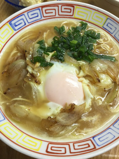 玉ねぎの巣ごもり卵をのせたラーメン-レシピのメイン写真