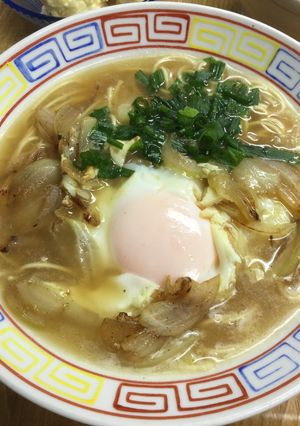玉ねぎの巣ごもり卵をのせたラーメン-レシピのメイン写真