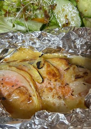 鮭の玉ねぎとチーズ・バターのホイル焼き-レシピのメイン写真