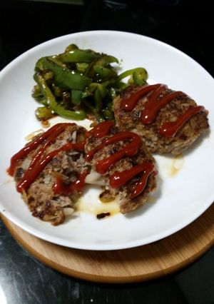 材料3つの簡単ハンバーグ-レシピのメイン写真
