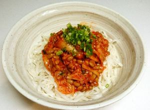おからこんにゃく麺で「キムチ納豆うどん」-レシピのメイン写真