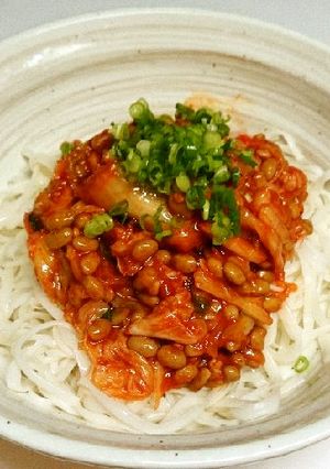 おからこんにゃく麺で「キムチ納豆うどん」-レシピのメイン写真