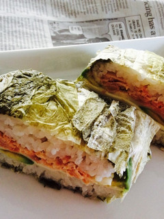 海苔のかわりに*おぼろ昆布で*おにぎらず-レシピのメイン写真