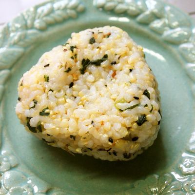 基本からアレンジまで！思わずつくりたくなる「高菜おにぎり」のレシピ