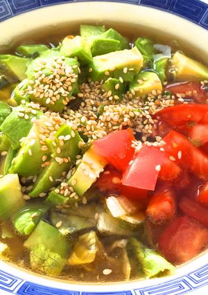 焦がし葱とアボカドレタスの麺なしラーメン-レシピのメイン写真