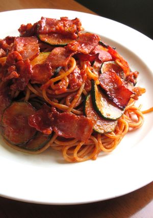 ベーコンとズッキーニのトマトソースパスタ-レシピのメイン写真