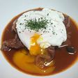 鶏肉のワイン煮込(ポーチドエッグのせ)