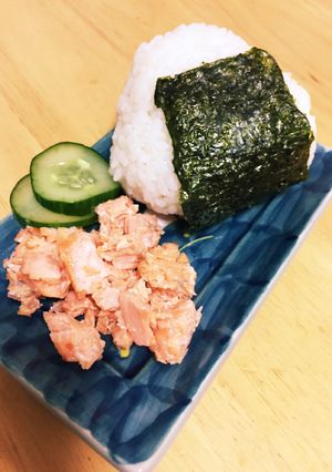 おにぎり、おにぎらずに☆パサパサしない鮭-レシピのメイン写真