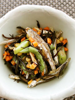 骨を丈夫に!食べる小魚とひじきの煮物-レシピのメイン写真