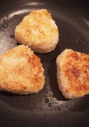 フライパンに絶対くっ付かない焼きおにぎり-レシピのメイン写真