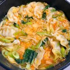 รูปของ 冷凍餃子と野菜で簡単!旨辛キムチ餃子鍋