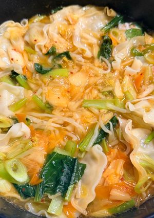 冷凍餃子と野菜で簡単！旨辛キムチ餃子鍋-レシピのメイン写真