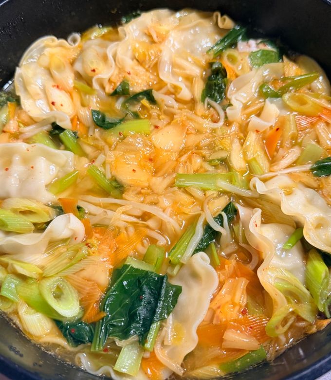冷凍餃子と野菜で簡単!旨辛キムチ餃子鍋-レシピのメイン写真