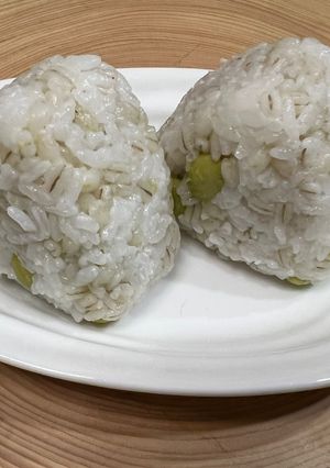 白米:もち麦2:1プチプチ枝豆のおにぎり-レシピのメイン写真