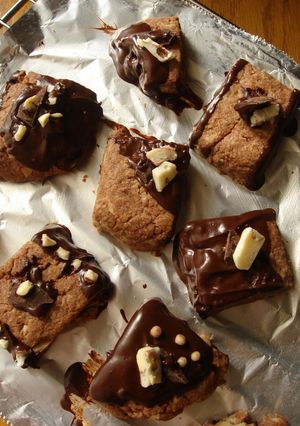 全粒粉入サクッのビターチョコがけクッキー-レシピのメイン写真