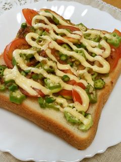 オクラとトマト☆おかかマヨトースト-レシピのメイン写真