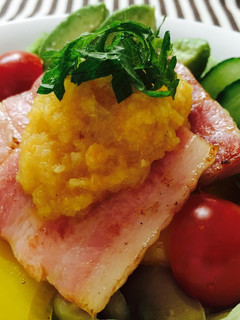 野菜のソースで食べる 厚切りベーコン丼-レシピのメイン写真