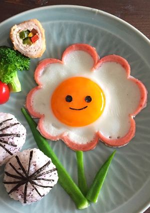 ベビーハムでお花の目玉焼き＊デコごはん-レシピのメイン写真