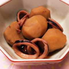รูปของ 里芋とイカの煮物