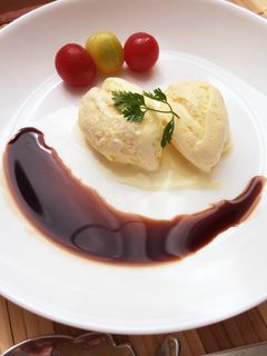 バニラアイスにバルサミコ酢添えて…-レシピのメイン写真