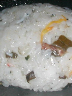 お茶にした後の桜の葉の塩漬けおにぎり-レシピのメイン写真