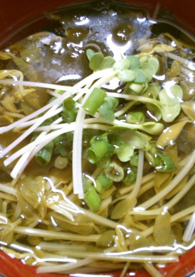 簡単！ 早い！豆苗と ワカメの お吸い物-レシピのメイン写真