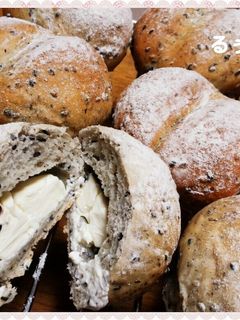ごまたっぷり☆ごまパンとごまチーズパン♪-レシピのメイン写真