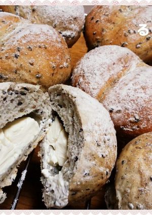 ごまたっぷり☆ごまパンとごまチーズパン♪-レシピのメイン写真