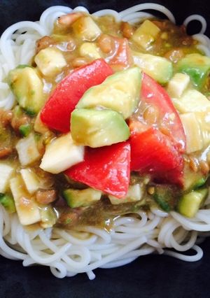 混ぜるだけ　アボカドとトマトの冷うどん-レシピのメイン写真