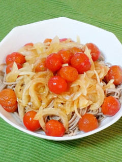 たっぷりミニトマトと玉ねぎのごまぽん蕎麦-レシピのメイン写真