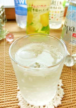 スポーツドリンクの炭酸割り＋塩＆レモン。-レシピのメイン写真