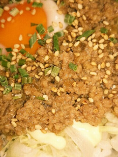 温泉卵と豚そぼろの巣ごもりサラダ丼-レシピのメイン写真
