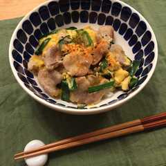 รูปของ 時短＆かんたん♪豚肉とニラの玉子とじ丼