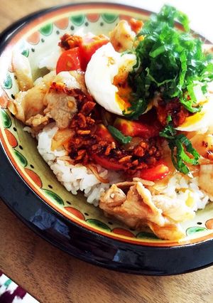 トマトと大葉でさっぱり♪夏のスタミナ丼-レシピのメイン写真