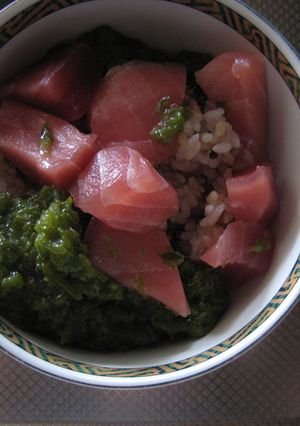 マグロのぶつ切りとメカブ丼-レシピのメイン写真