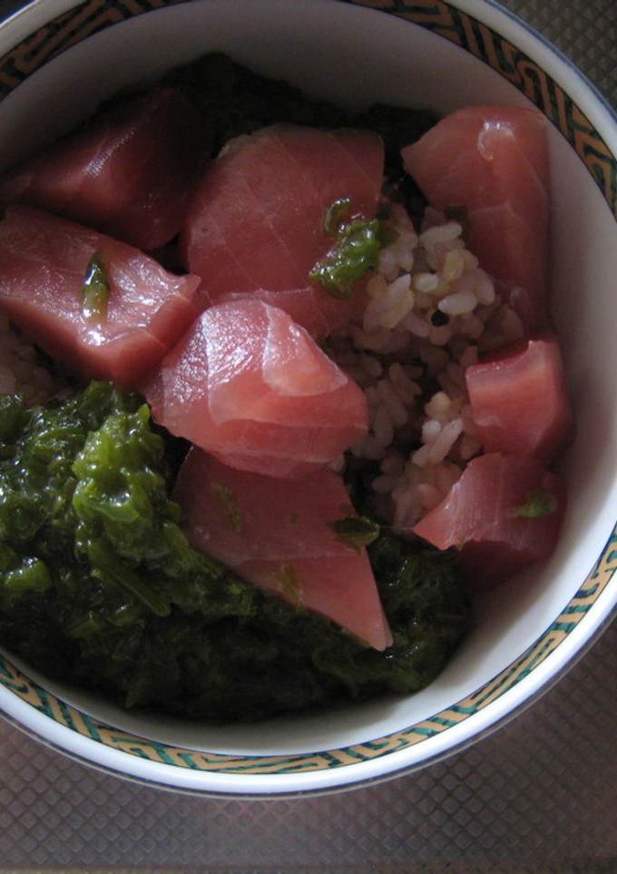 マグロのぶつ切りとメカブ丼-レシピのメイン写真